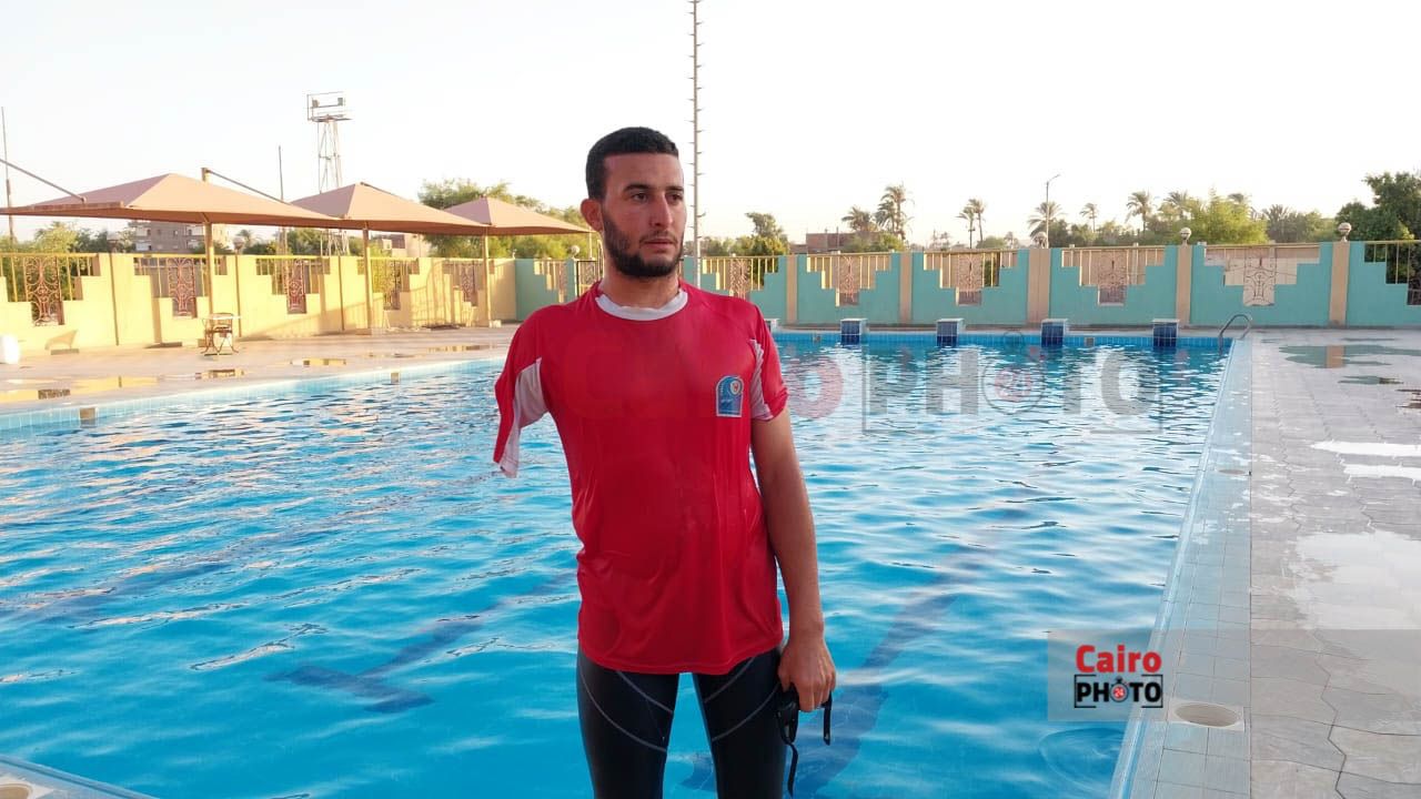 الشاب إسلام يسبح بذراع واحد