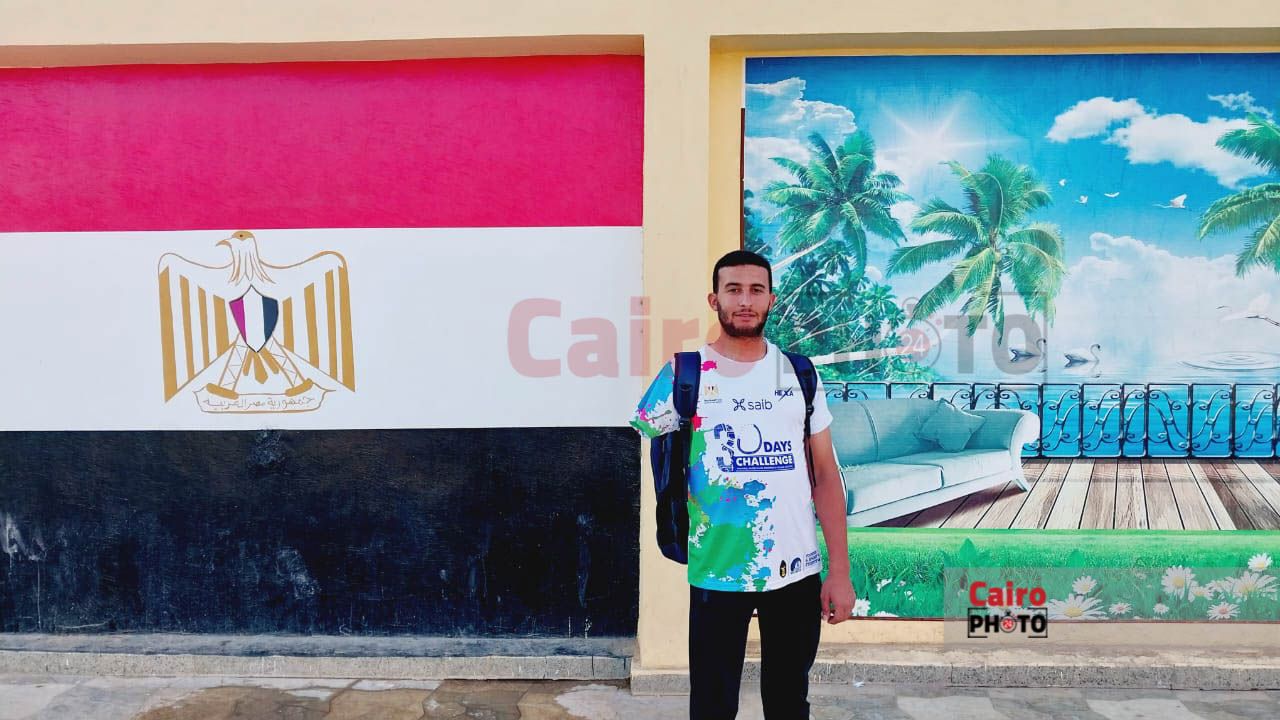 الشاب إسلام يسبح بذراع واحد