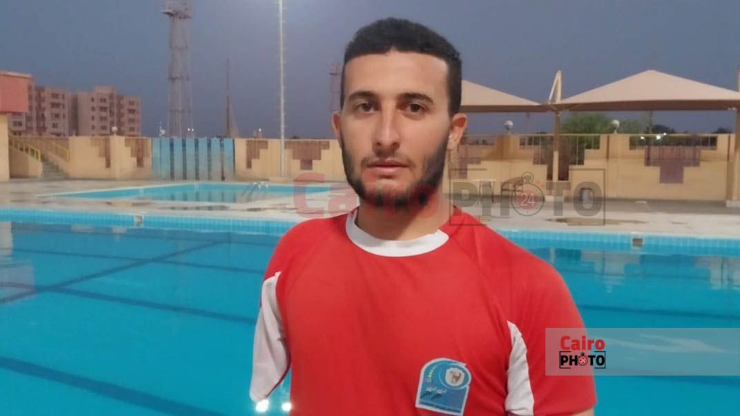 الشاب إسلام يسبح بذراع واحد