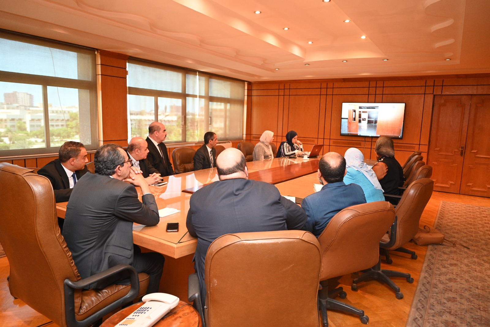 رئيس جامعة الفيوم يستقبل وفدًا من وزارة التخطيط