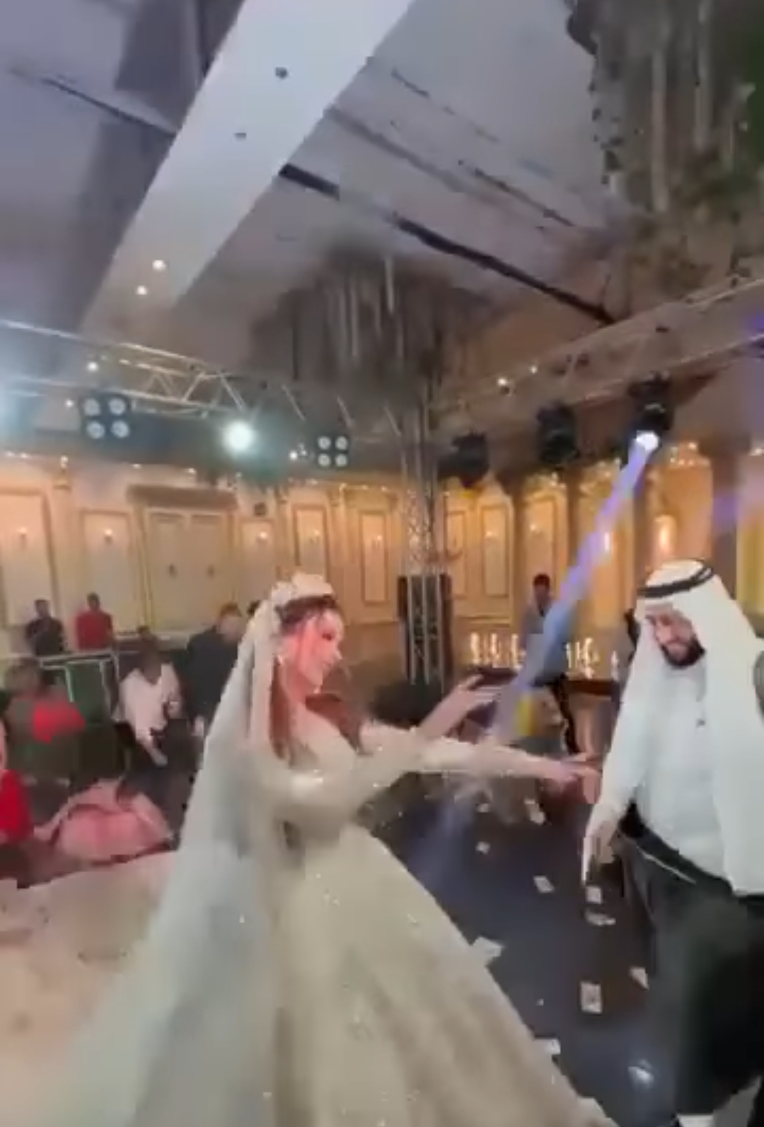 العريس بعد نثر النقود فوق عروسه