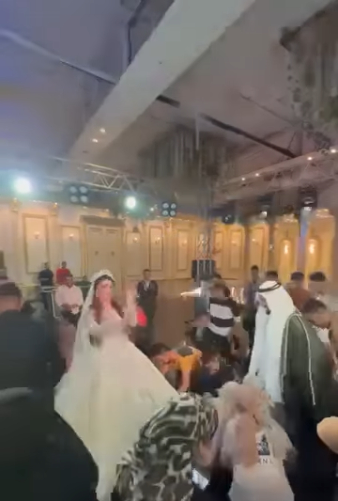 أهل العروس يتدافعون نحو المال