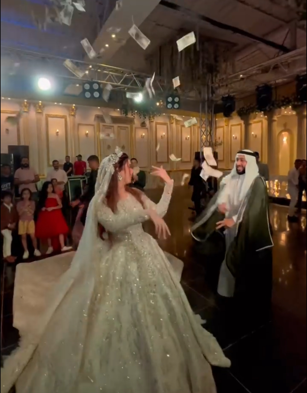 العروسين يرقصان