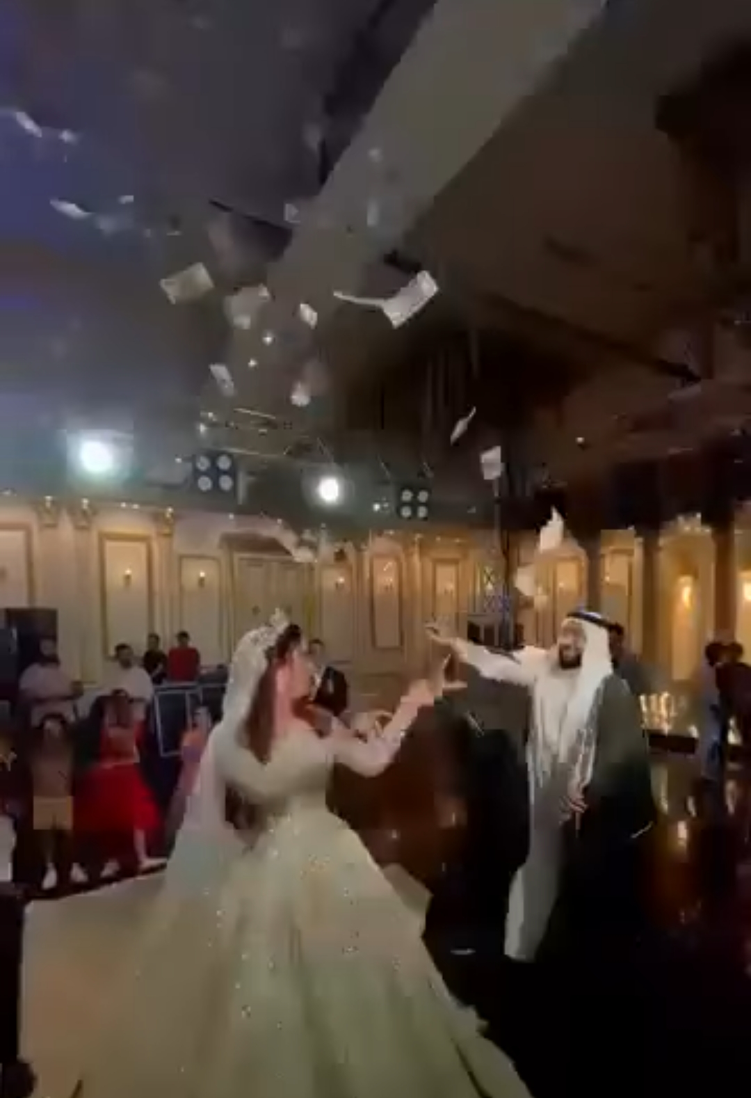 العريس ينثر الاموال على عروسه