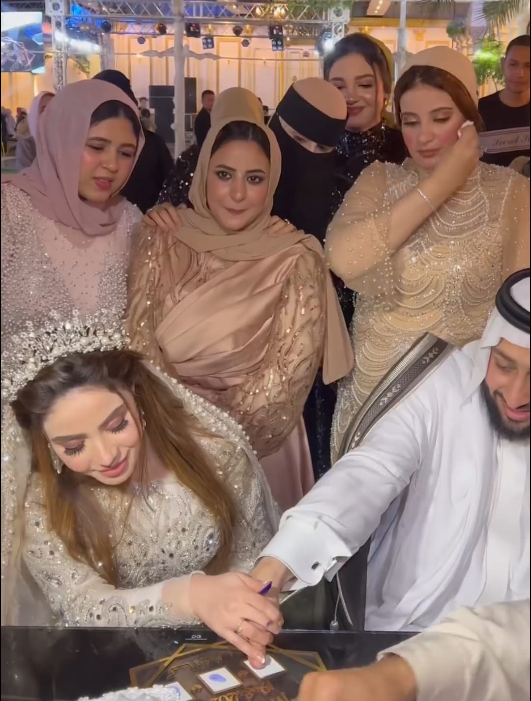 العروسين أثناء عقد القران