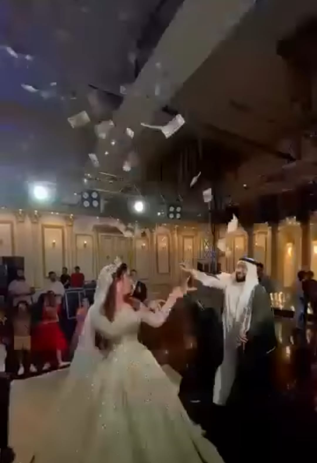 العروسين يرقصان معًا