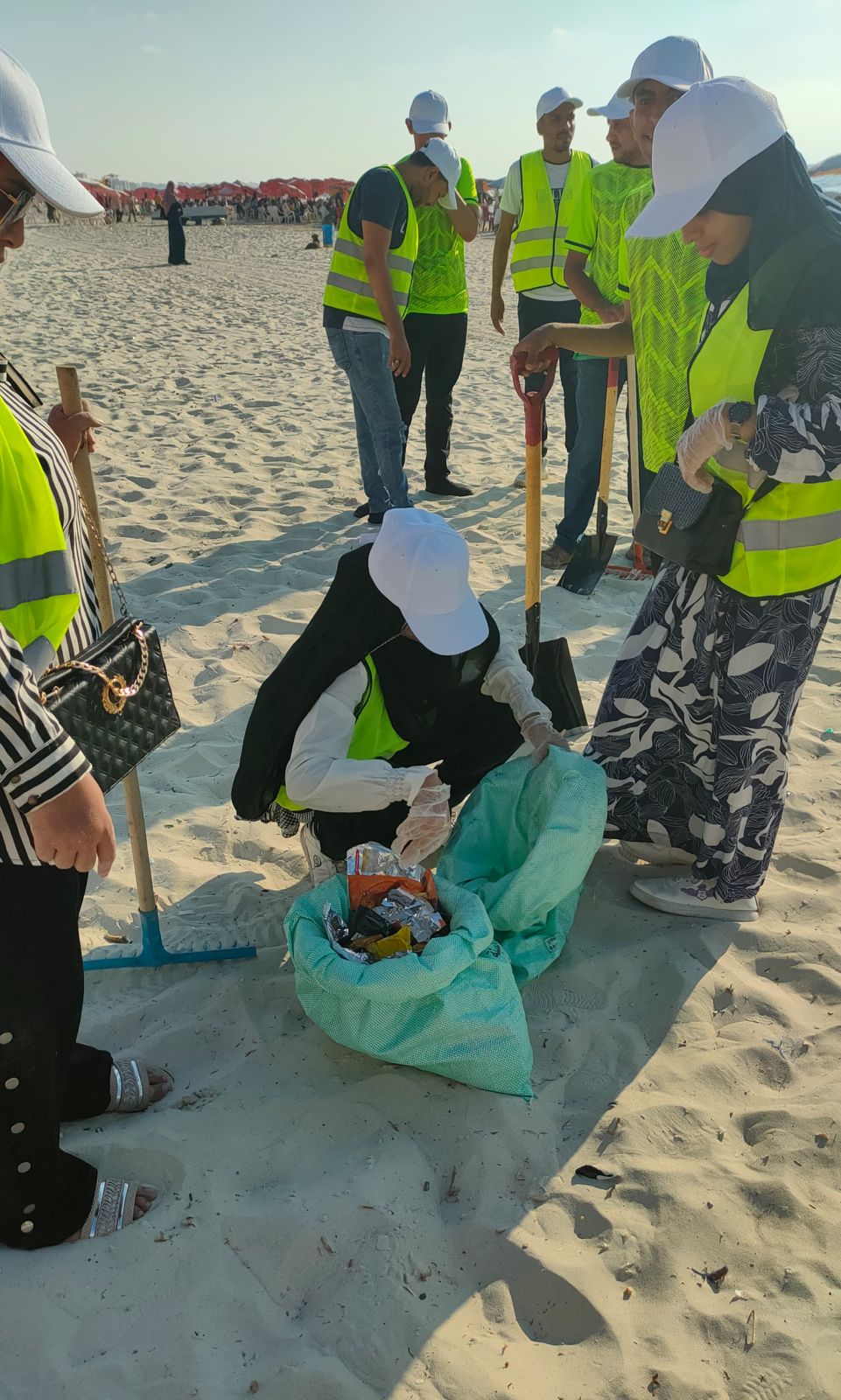حملة لتنظيف الشواطئ في الإسكندرية