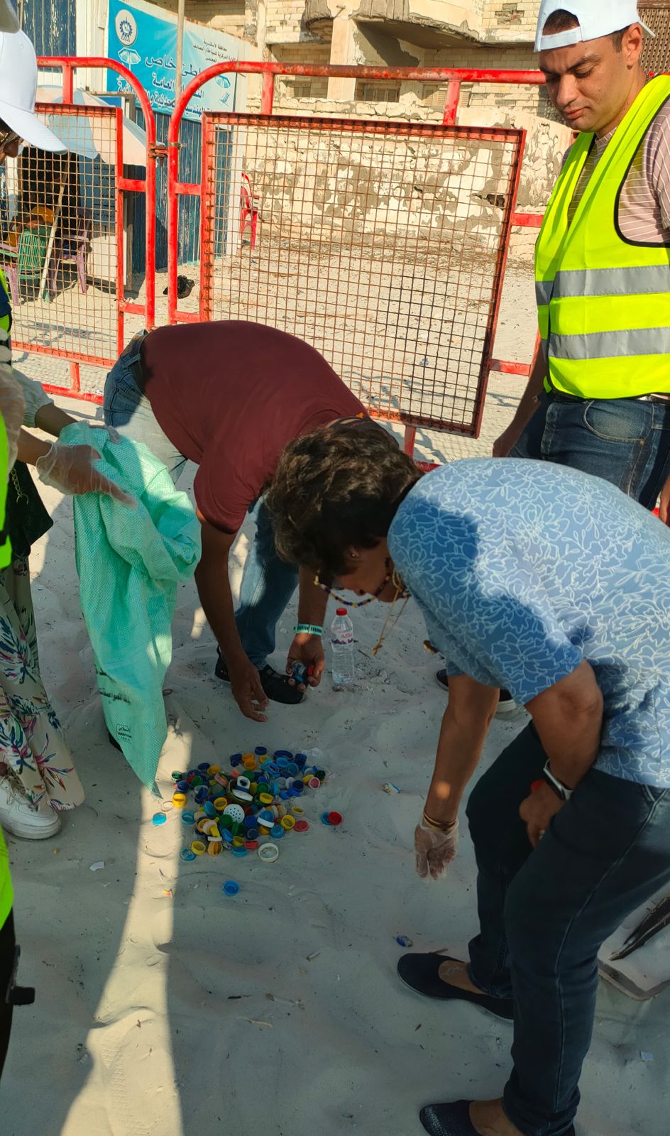 حملة لتنظيف الشواطئ في الإسكندرية