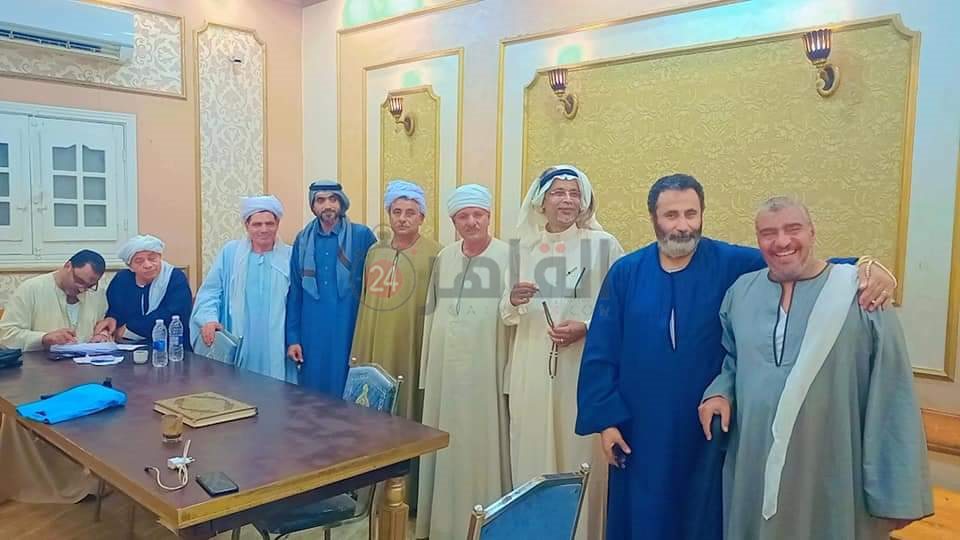 جلسة صلح عرفية لإنهاء خصومة بين عائلتين بقرية سيلا بالفيوم