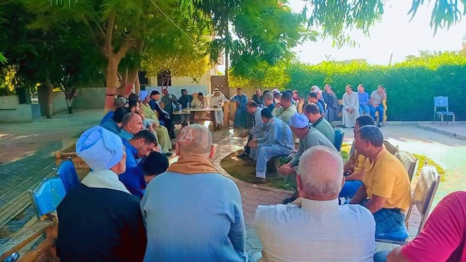 جلسة صلح عرفية لإنهاء خصومة بين عائلتين بقرية سيلا بالفيوم