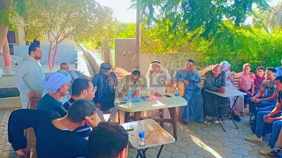 جلسة صلح عرفية لإنهاء خصومة بين عائلتين بقرية سيلا بالفيوم