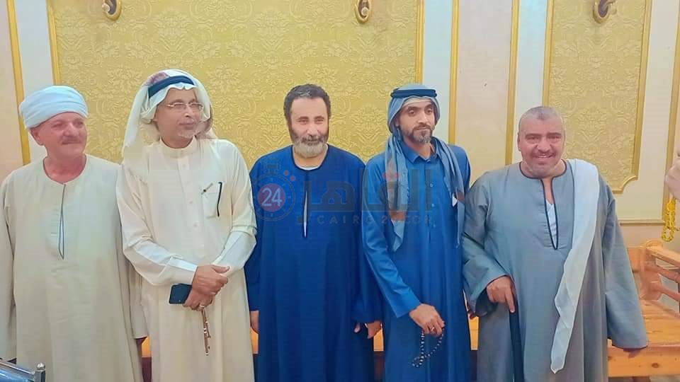 جلسة صلح عرفية لإنهاء خصومة بين عائلتين بقرية سيلا بالفيوم