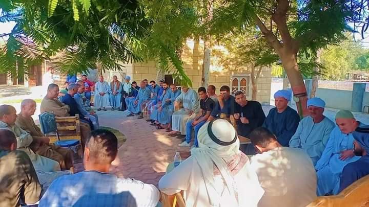 جلسة صلح عرفية لإنهاء خصومة بين عائلتين بقرية سيلا بالفيوم