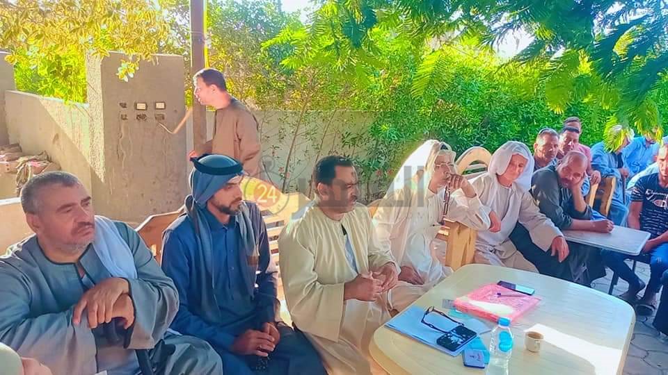 جلسة صلح عرفية لإنهاء خصومة بين عائلتين بقرية سيلا بالفيوم