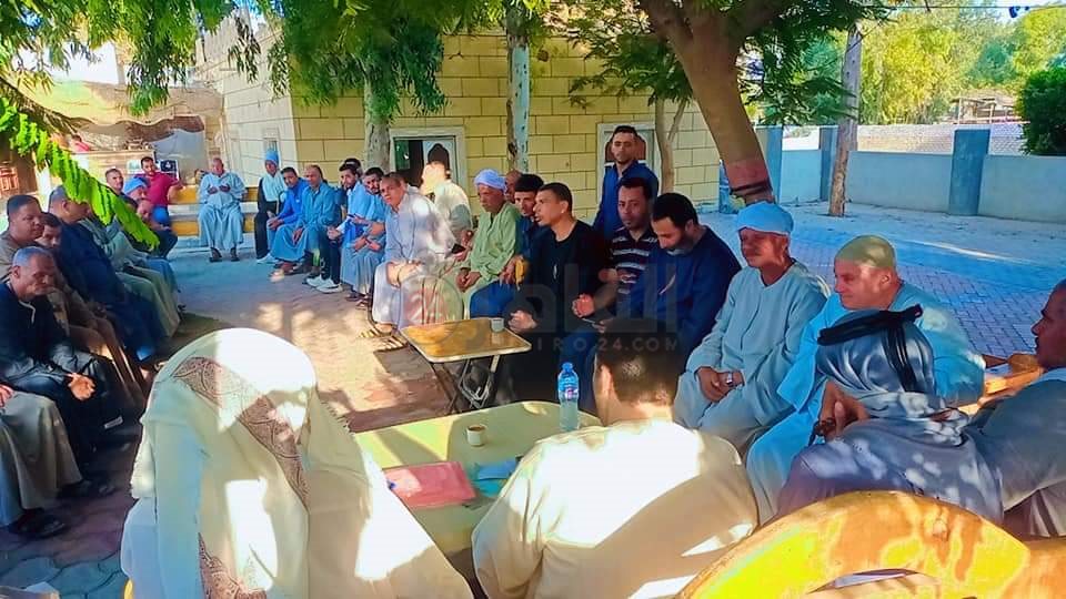 جلسة صلح عرفية لإنهاء خصومة بين عائلتين بقرية سيلا بالفيوم
