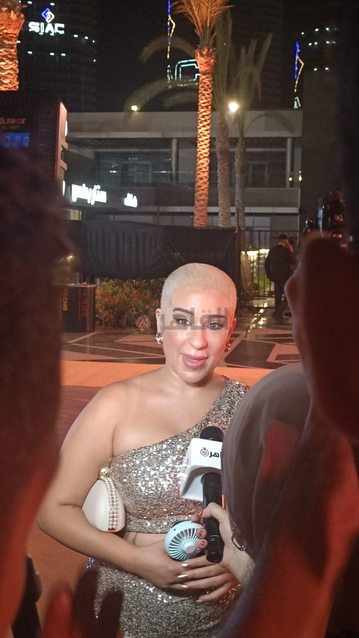 أول ظهور لـ أسما شريف منير بعد حلق شعرها (2)