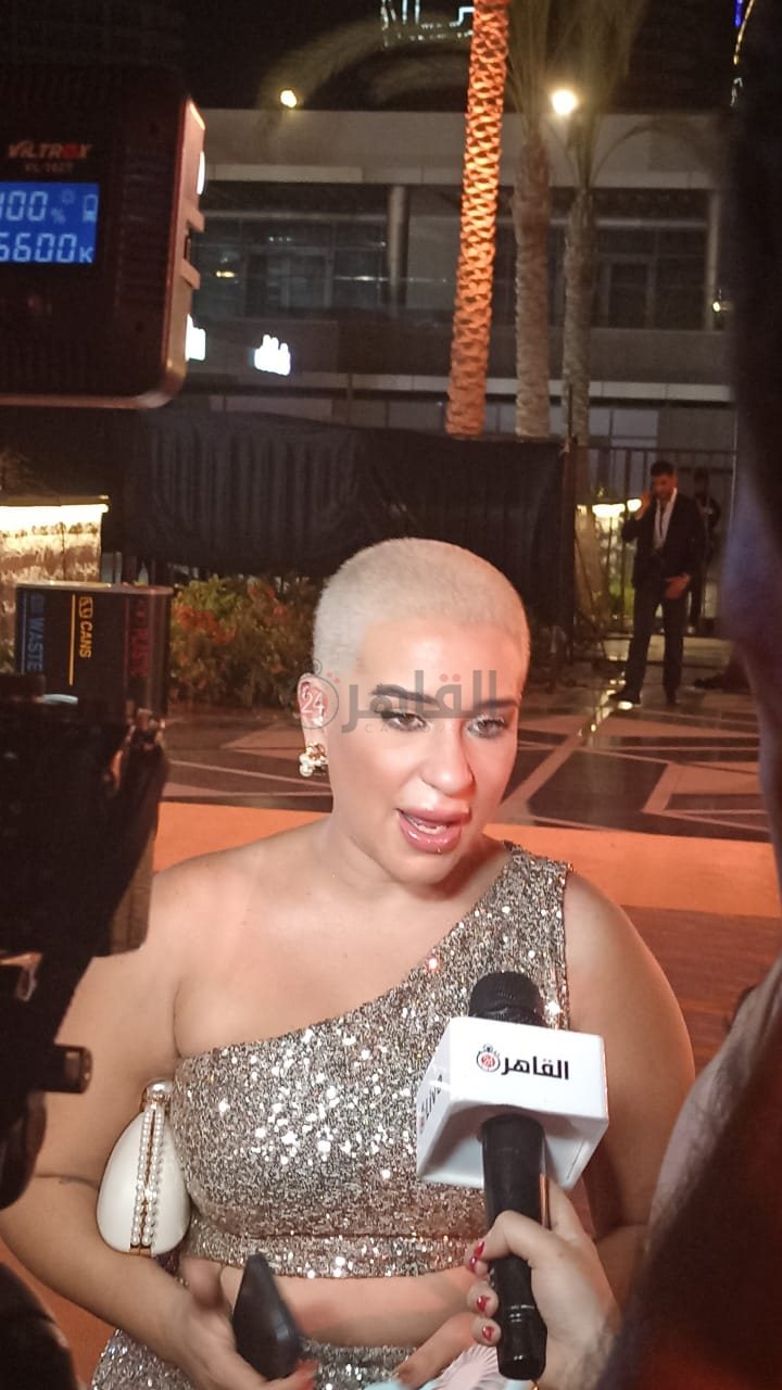 أول ظهور لـ أسما شريف منير بعد حلق شعرها (3)
