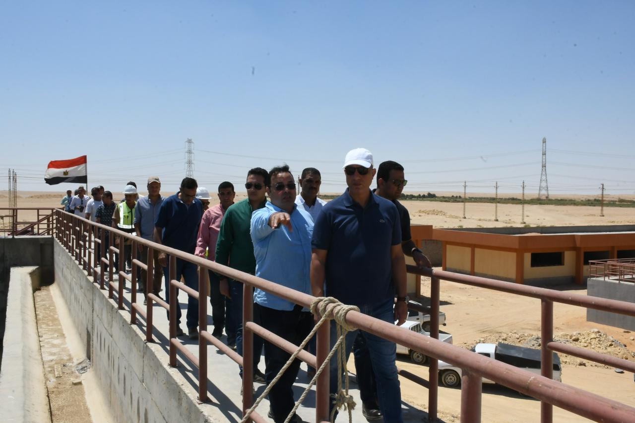 محافظ الفيوم يتفقد الأعمال الإنشائية بمحطتي الصرف الصحي 