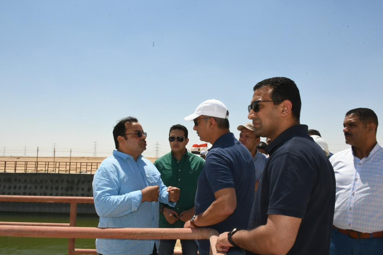 محافظ الفيوم يتفقد الأعمال الإنشائية بمحطتي الصرف الصحي 