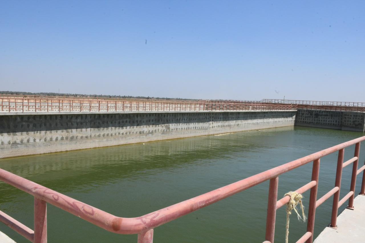 محافظ الفيوم يتفقد الأعمال الإنشائية بمحطتي الصرف الصحي 