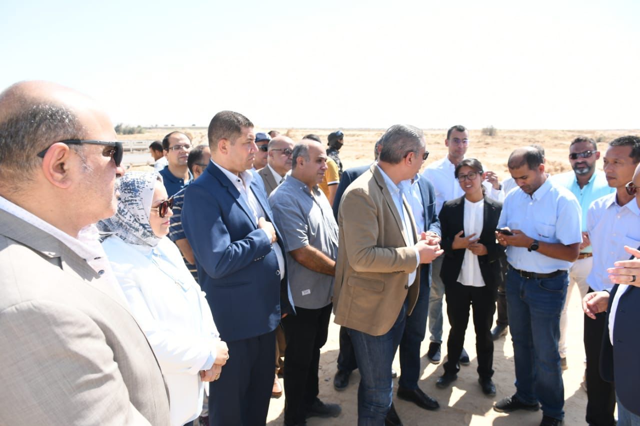 محافظ الفيوم أثناء الجولة 