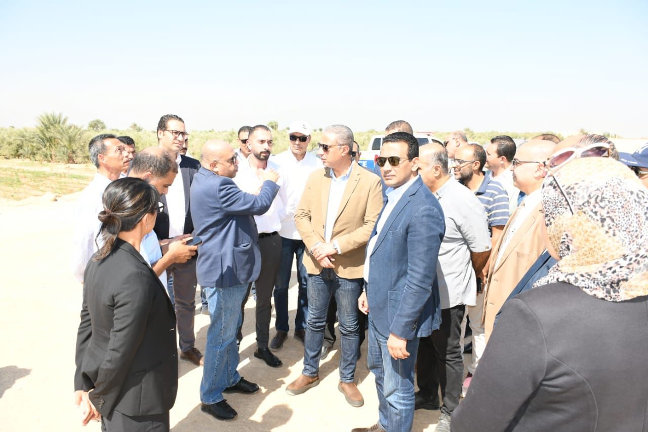 محافظ الفيوم أثناء الجولة 