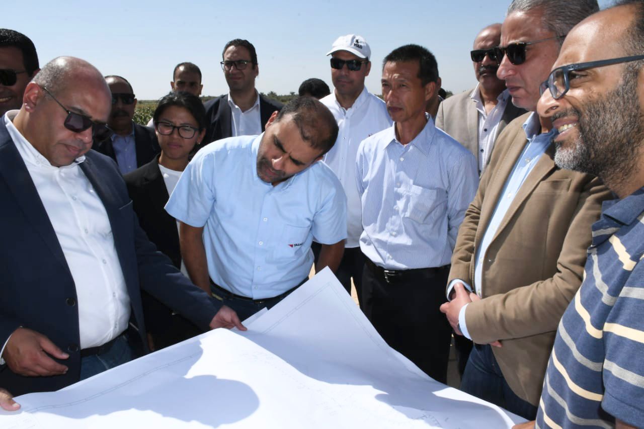 محافظ الفيوم أثناء الجولة 