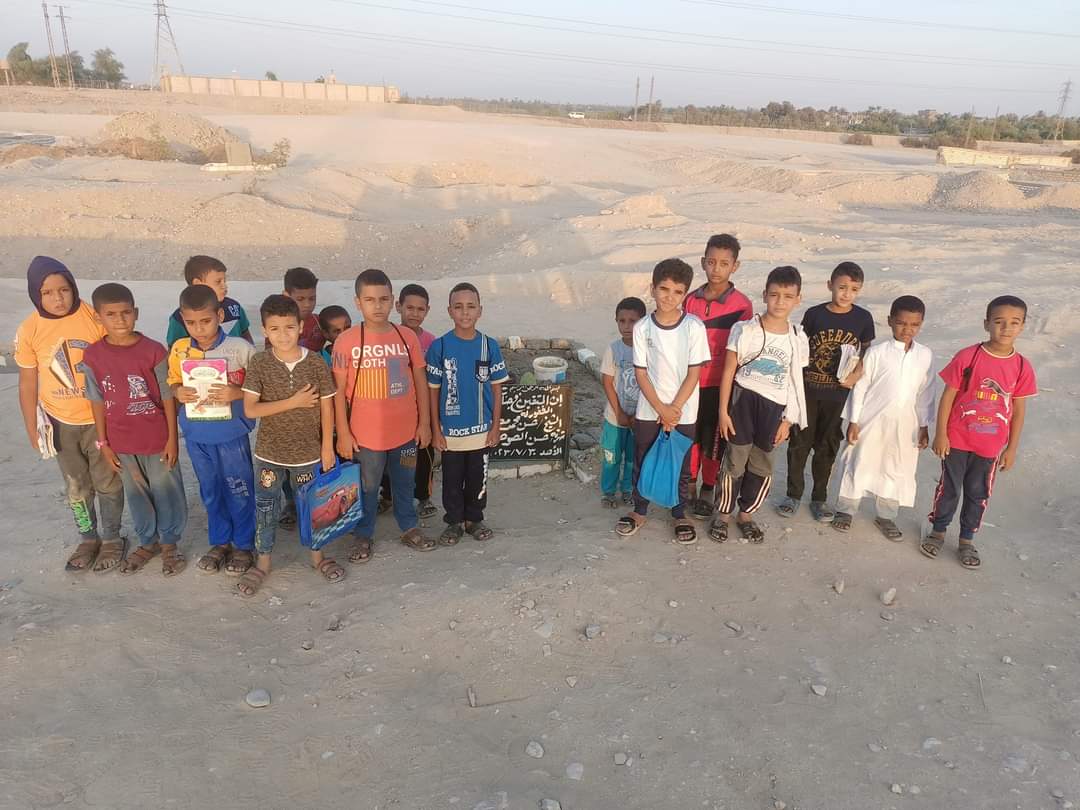 صغار يقرأون القرآن على قبر معلمهم4