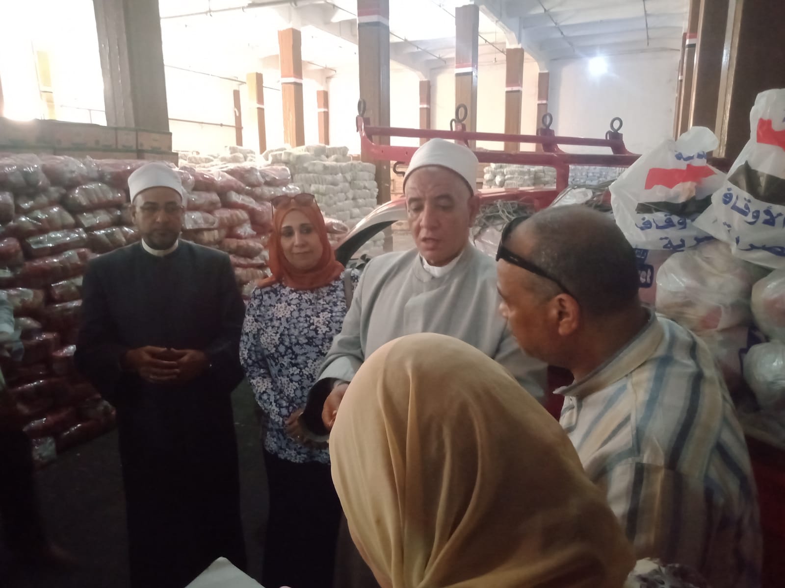 وكيل أوقاف الإسكندرية يسلم 1000 شنطة لمديرية التضامن