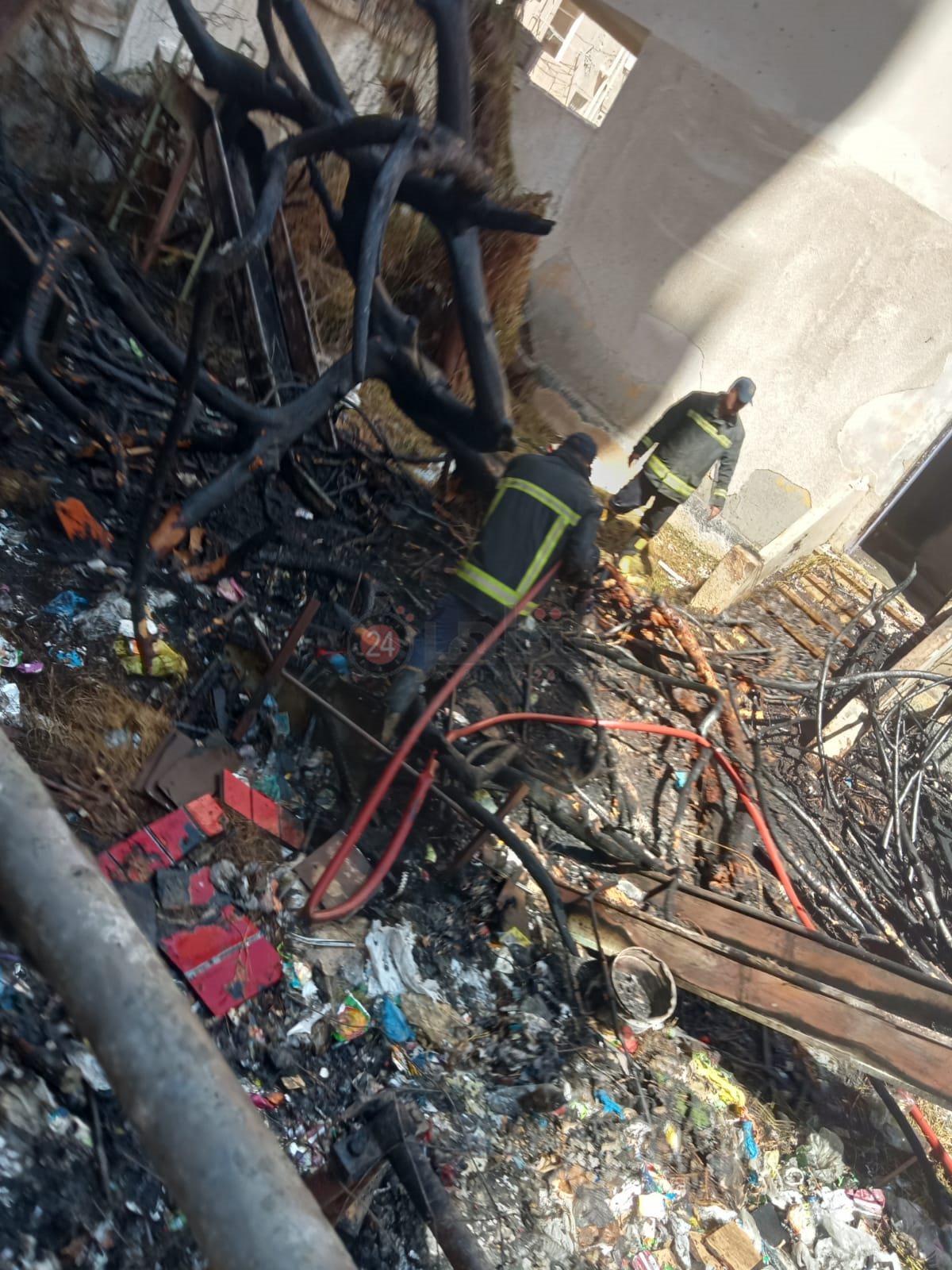 جانب من حريق خلف شارع الإسكندرية بمطروح