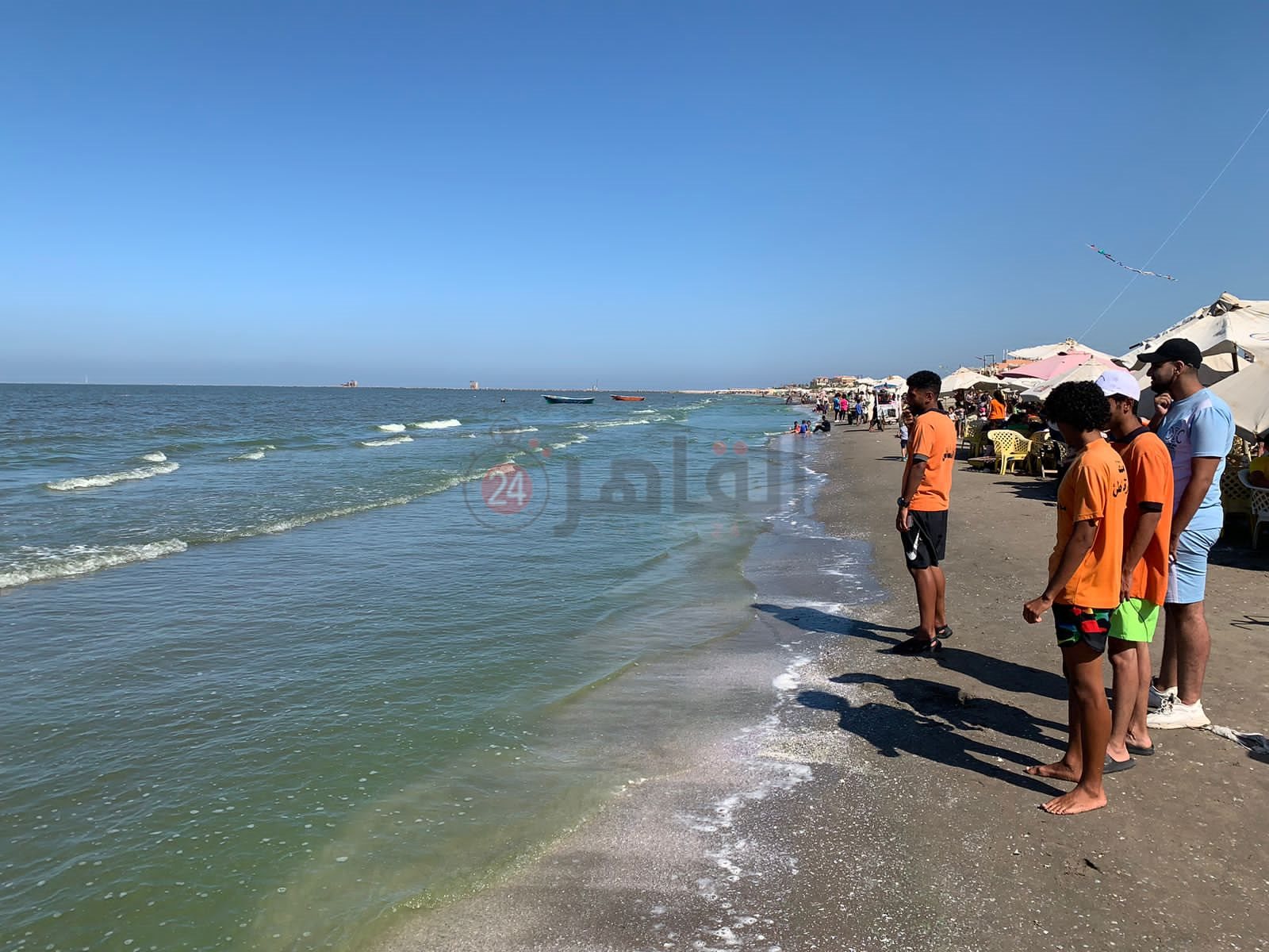 إدارة شاطئ بورسعيد تمنع المصطافون من النزول للشاطئ 5