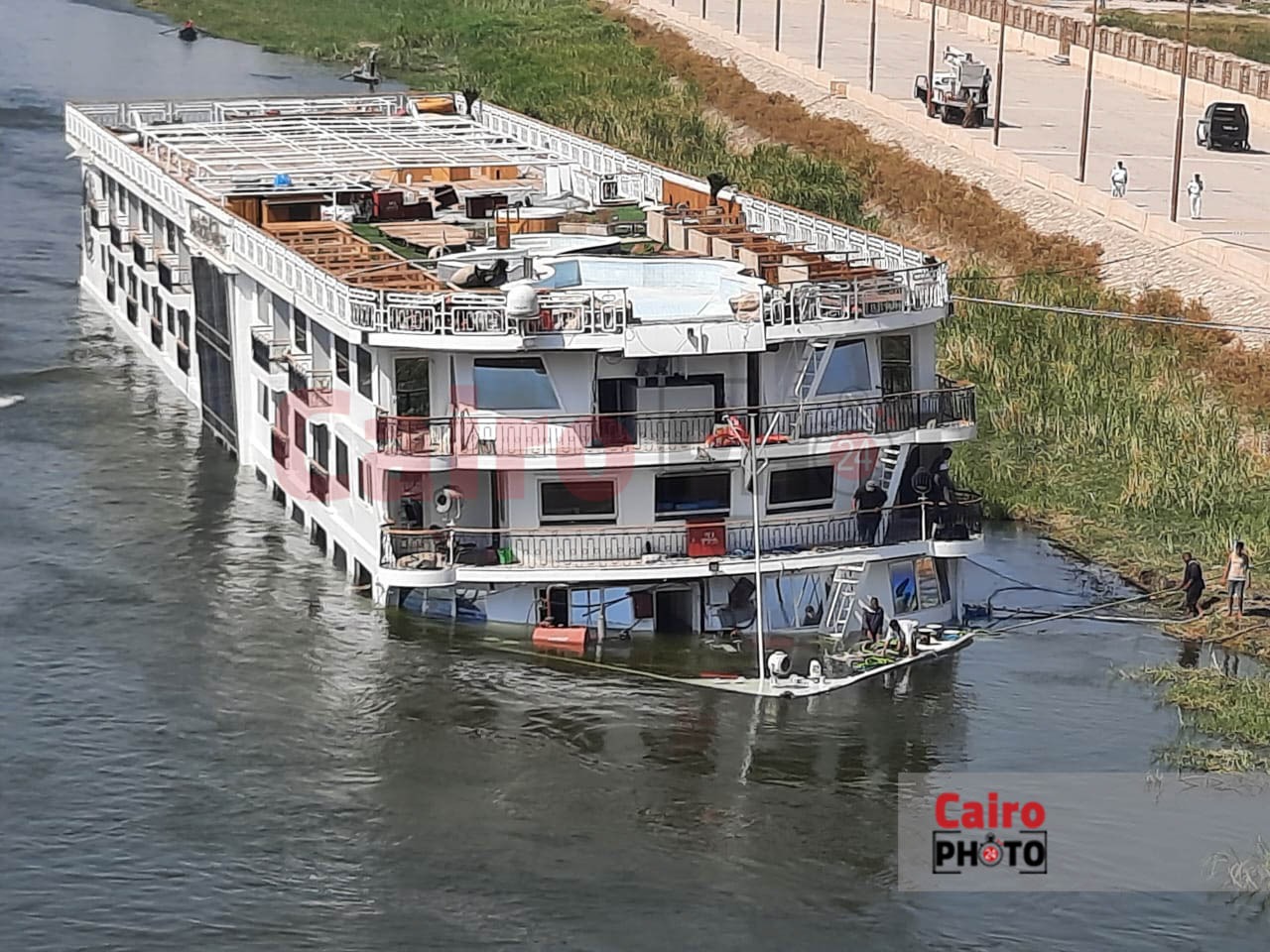طاقم عمال الباخرة النيلية الغارقة جزئيا في المنيا 