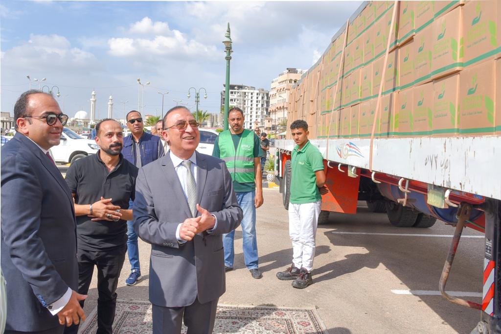 محافظ الإسكندرية يتفقد قافلة بنك الطعام 