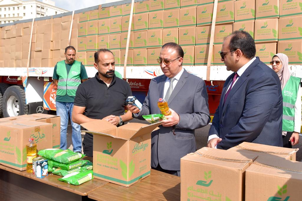 محافظ الإسكندرية يتفقد قافلة بنك الطعام 