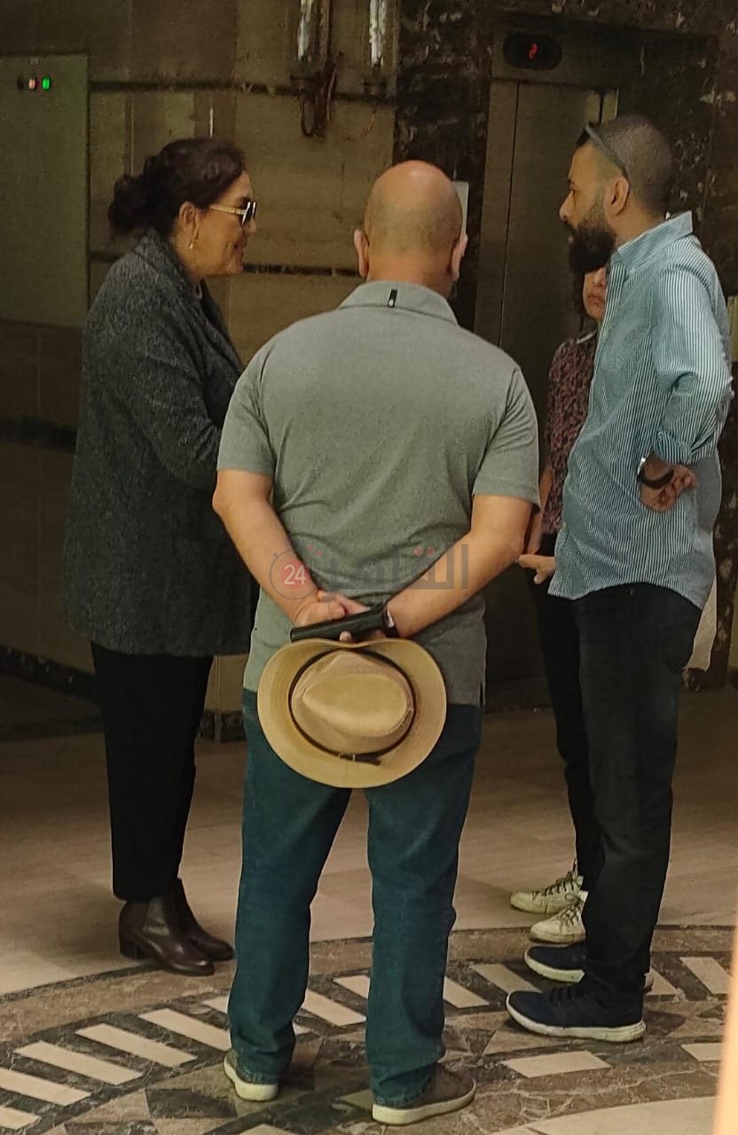 جميلة إسماعيل تؤازر هشام قاسم أثناء نظر استئنافه على حكم حبسه بتهمة سب كمال أبو عيطة