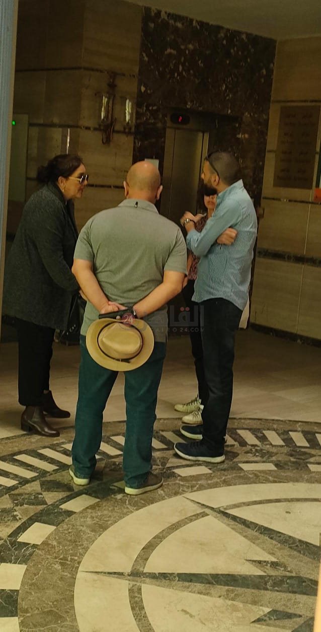 جميلة إسماعيل تؤازر هشام قاسم أثناء نظر استئنافه على حكم حبسه بتهمة سب كمال أبو عيطة