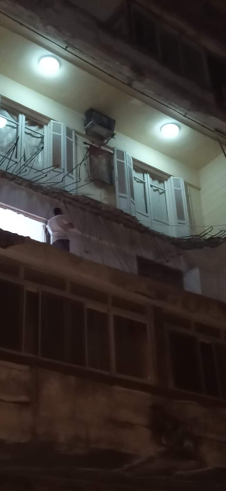 إزالة الأجزاء العالقة بعقار سابا باشا بالإسكندرية