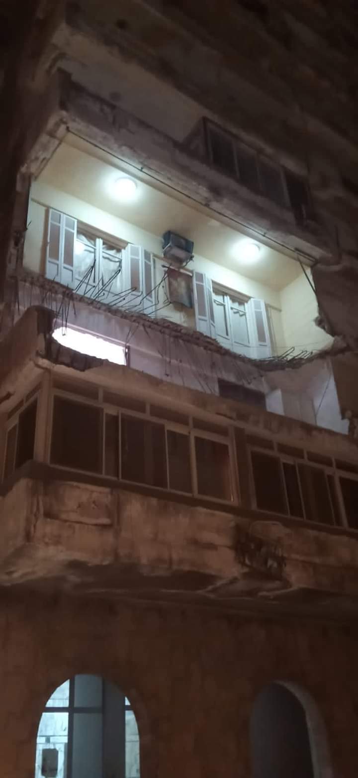 إزالة الأجزاء العالقة بعقار سابا باشا بالإسكندرية