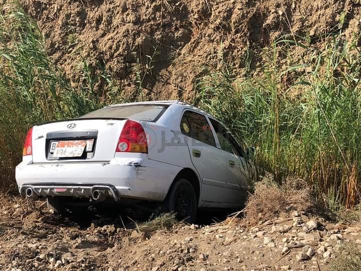 إصابة سائق سيارة أجرة إثر انقلابها في مصرف مائي بالفيوم