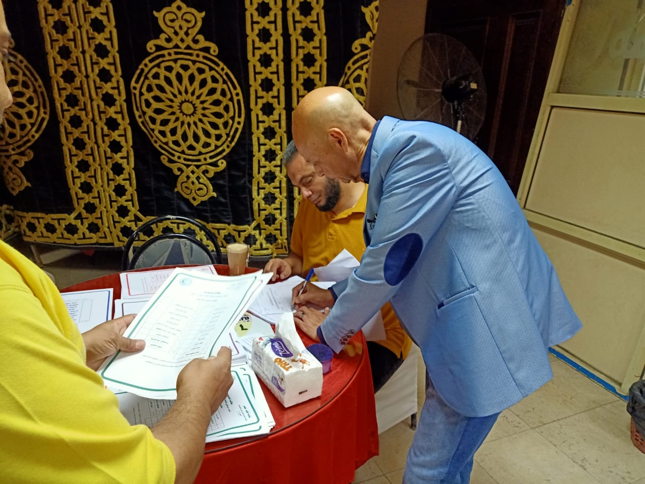 وكيل وزارة الصحة يُدلي بصوته في انتخابات نقابة الأطباء 01