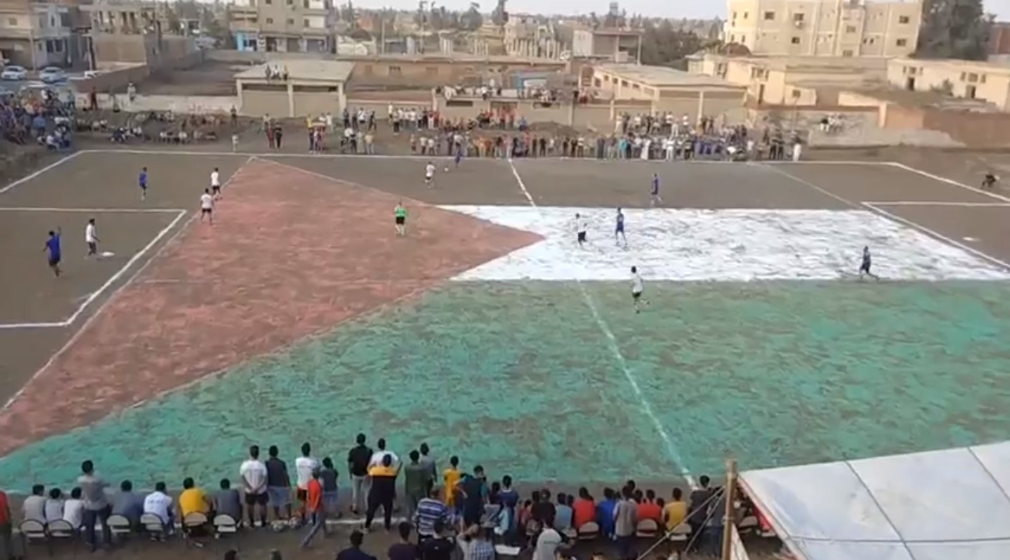 نهائي البطولة يظهر خلالها علم فلسطين في أرضية الملعب