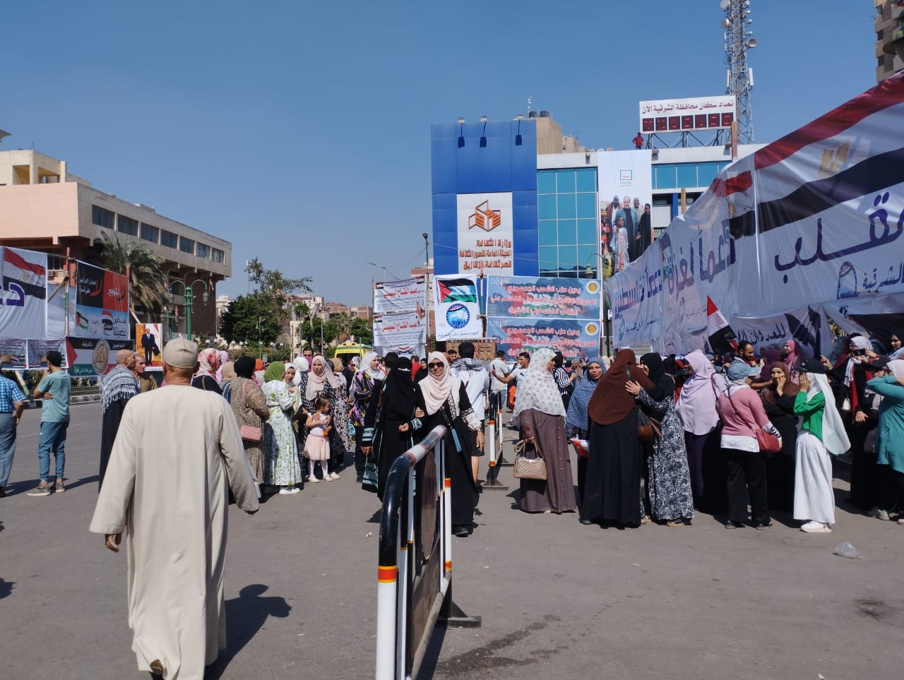 انتفاضة شعبية لـ دعم غزة أمام ديوان محافظة الشرقية 02