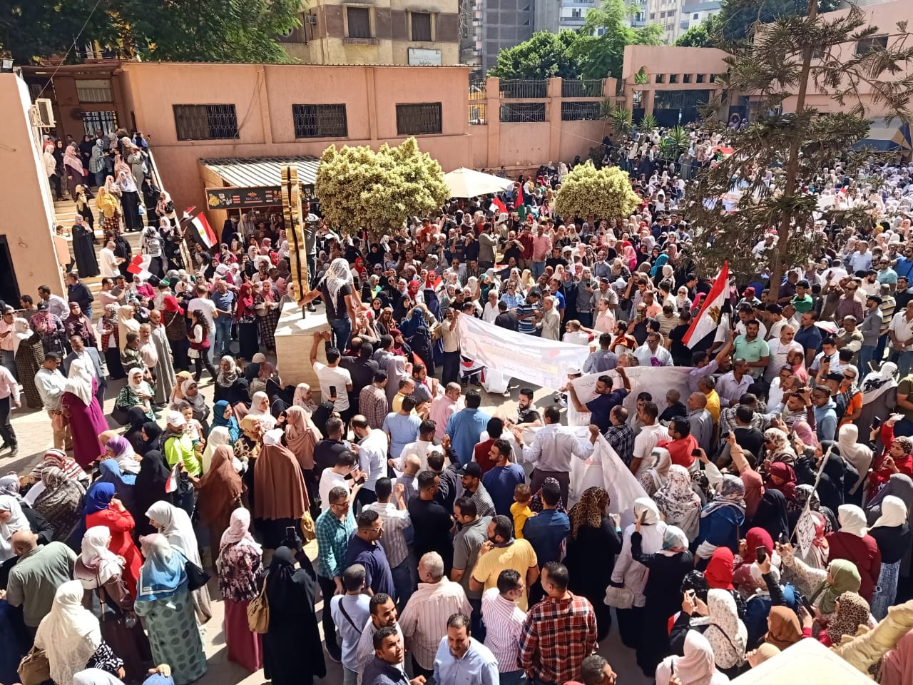 حشود داخل مديرية الصحة بالشرقية لدعم فلسطين 03