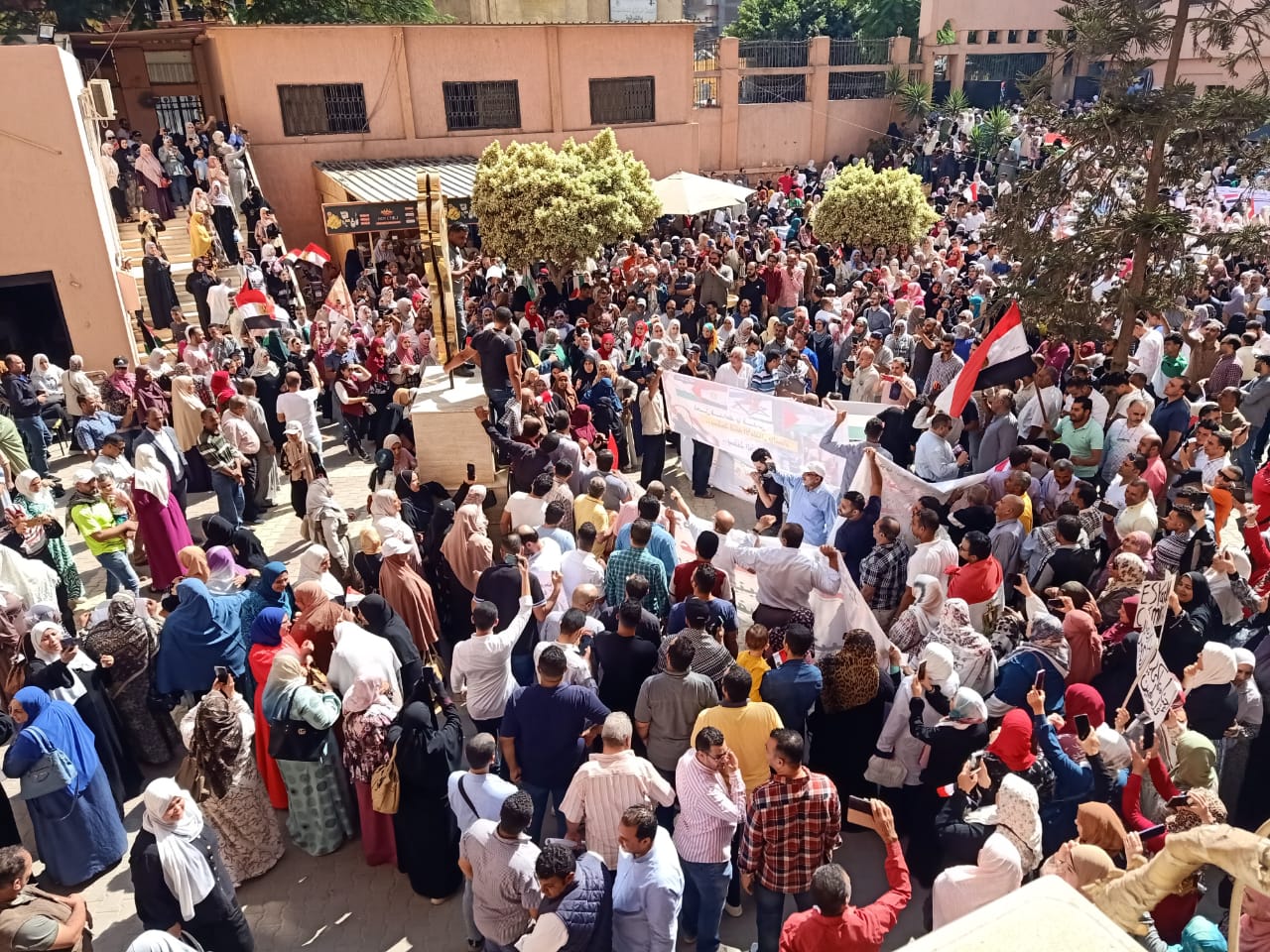 حشود داخل مديرية الصحة بالشرقية لدعم فلسطين 04