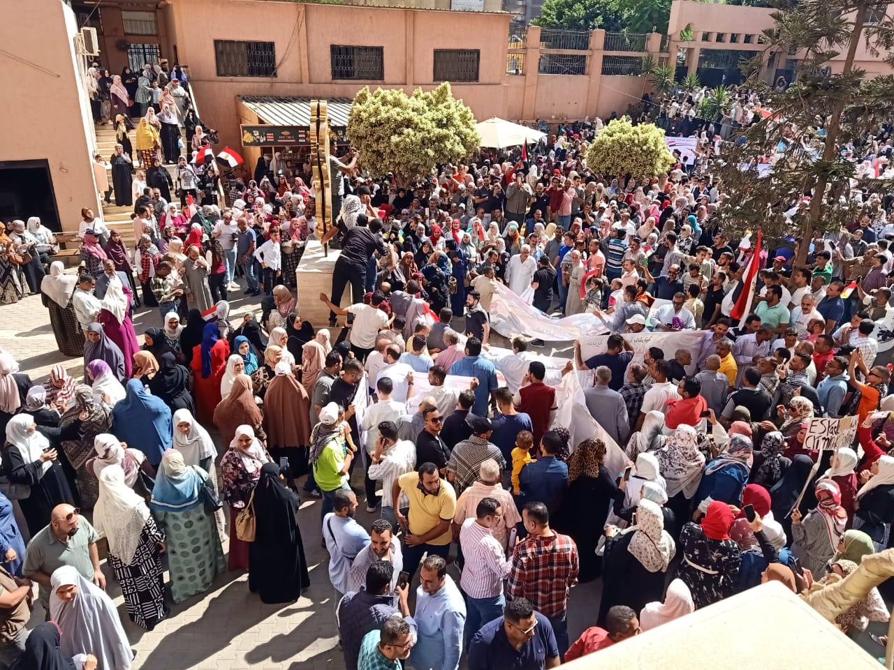 حشود داخل مديرية الصحة بالشرقية لدعم فلسطين 05