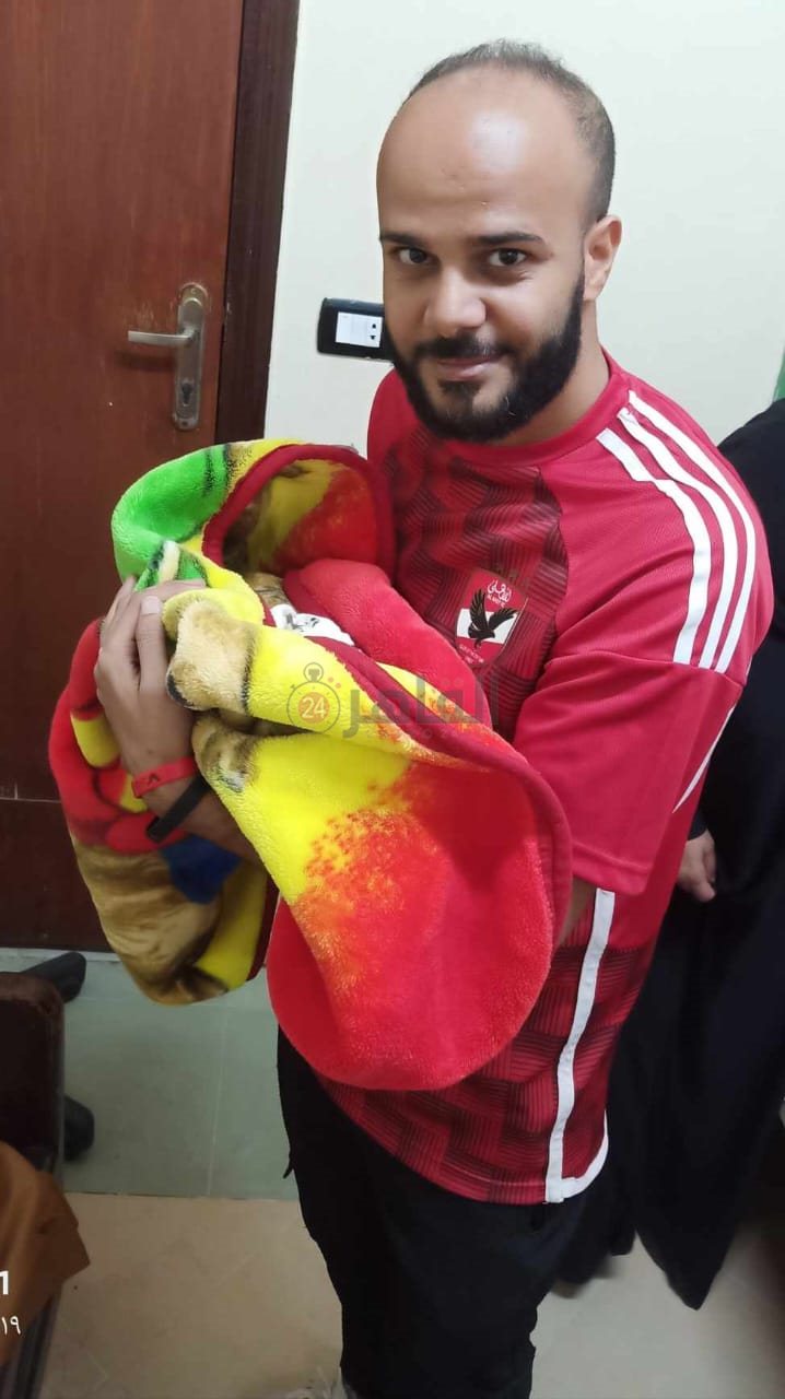 والد فلسطين يحملها