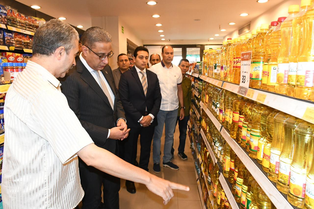 محافظ الفيوم يتفقد المنافذ والمحلات التجارية