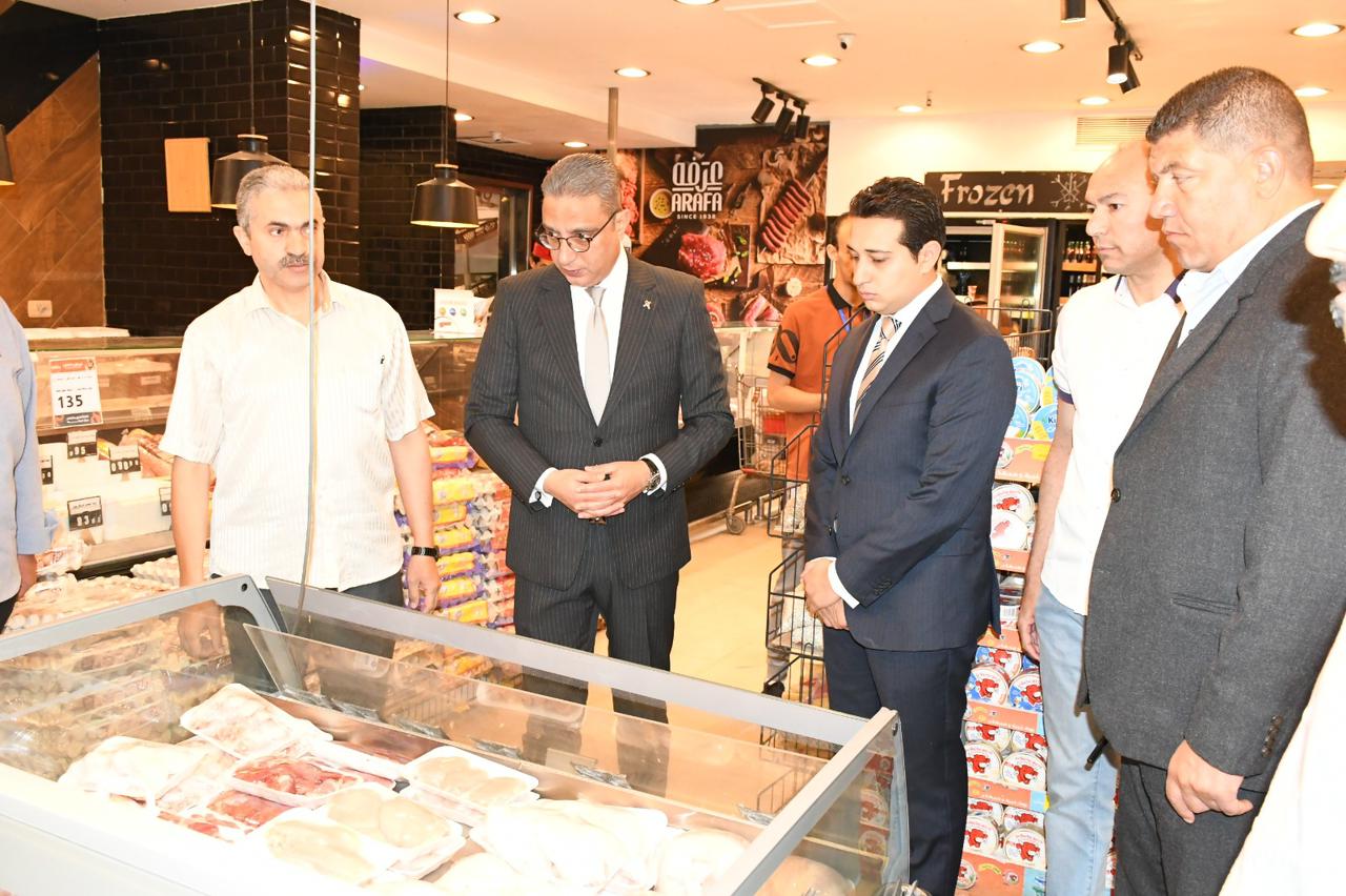 محافظ الفيوم يتفقد المنافذ والمحلات التجارية