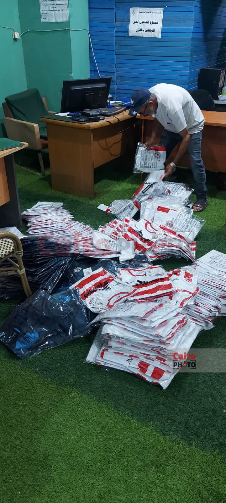 العتال يسلم الدفعة الثانية من ملابس قطاعي الطائرة واليد (2)