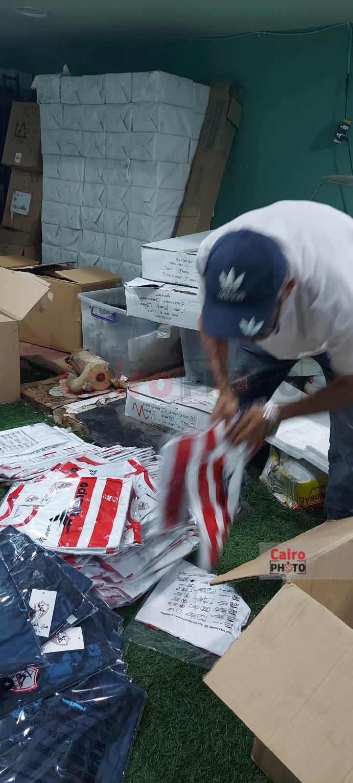 العتال يسلم الدفعة الثانية من ملابس قطاعي الطائرة واليد (5)